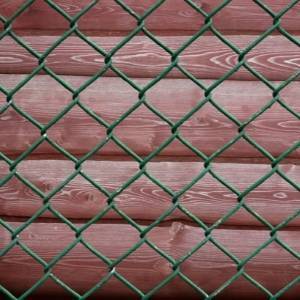 Как покрасить забор из металлической сетки