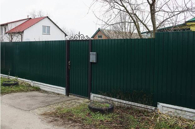 каменная кладка и профлист для забора