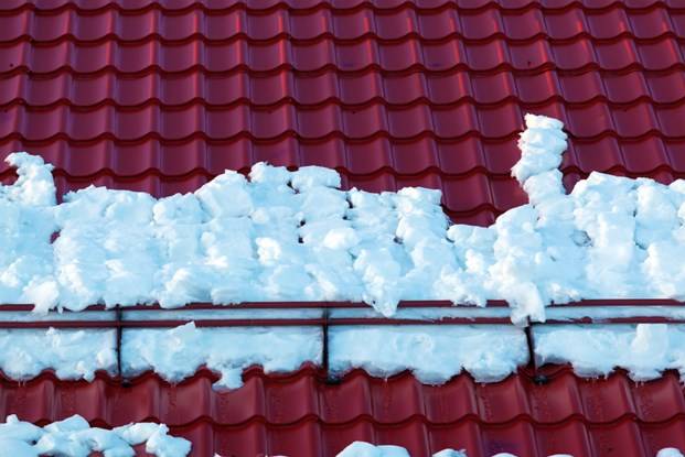 какие бывают и как устанавливают снегозадержатели на крыше из металлочерепицы