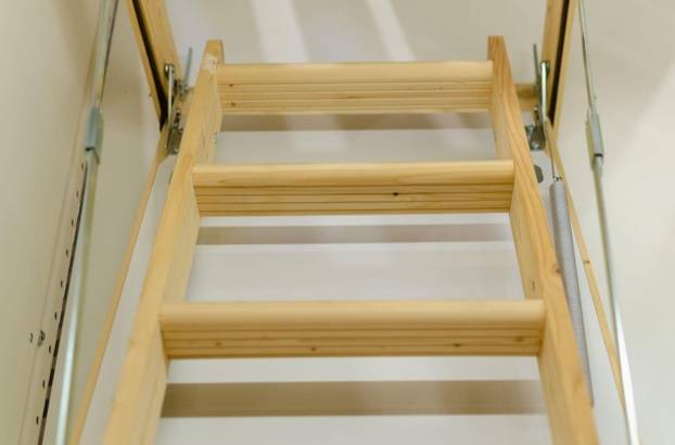 деревянная чердачная лестница складного типа из сосны