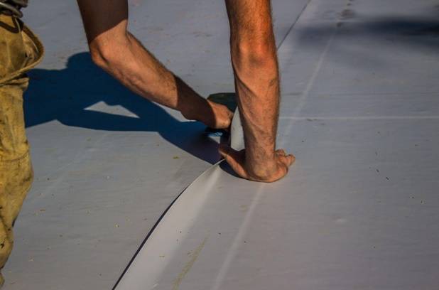 Монтаж двух полотен гидроизоляции делается только внахлест не меньше 20 см