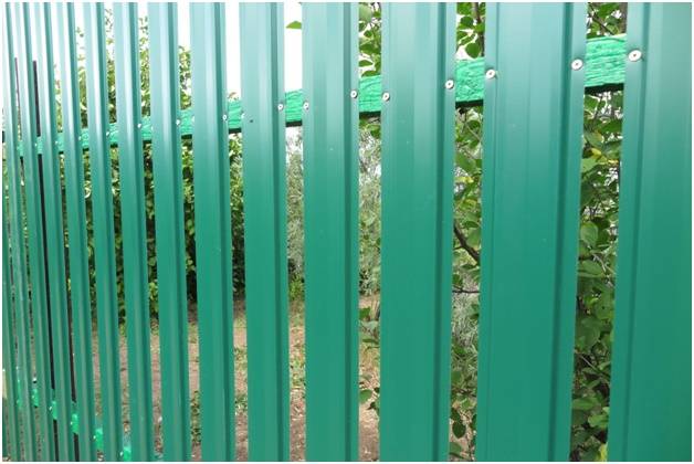 крепление металлического штакетника вертикально в один ряд