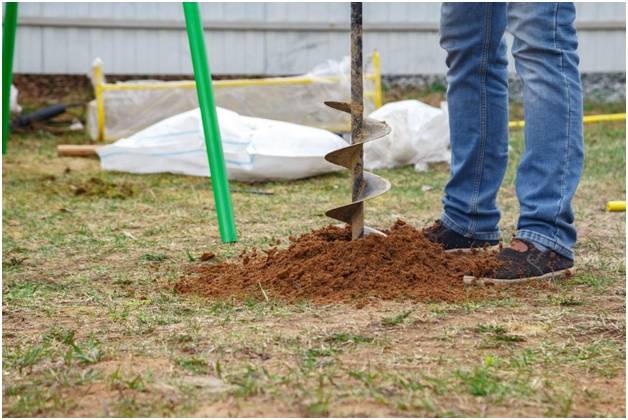 бурение скважины ручным буром для установки винтовой сваи