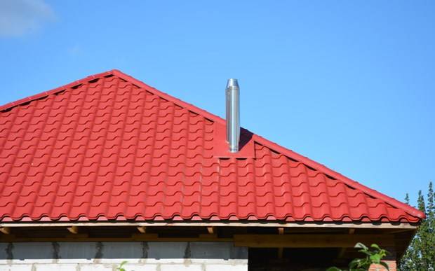 Эффектная вальмовая крыша из металлочерепицы