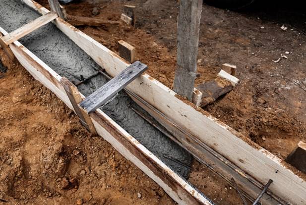 Как укрепить фундамент забора из бетона