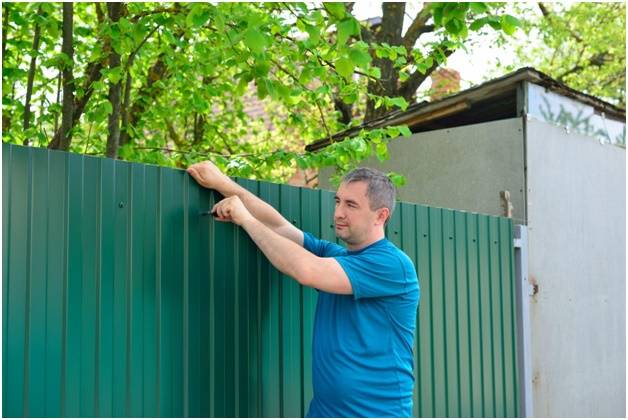 установка столбов для забора из профнастила