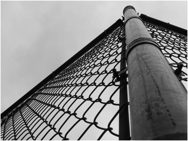 Крепление рабицы к трубе при помощи хомутов