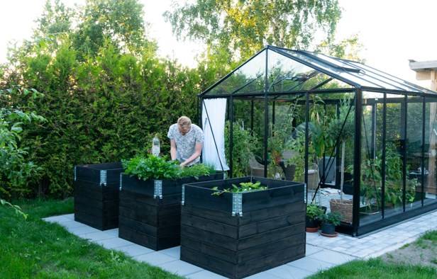 Двускатная теплица около дома: недостатки и преимущества