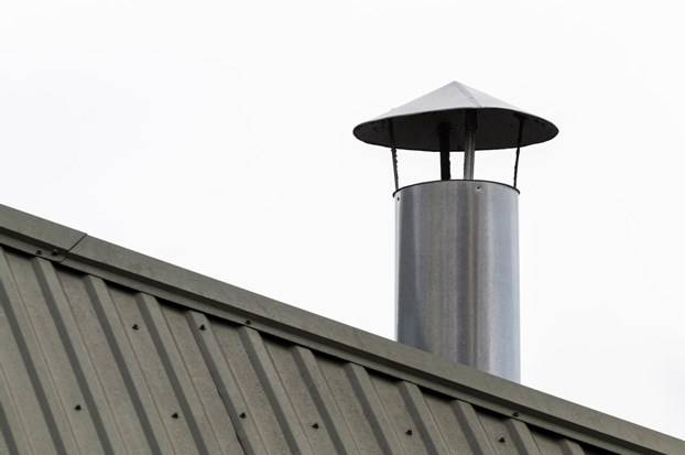 Выбор места под вывод дымоходной трубы на крыше из профнастила - важно знать