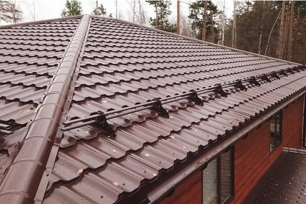 металлочерепица выглядит красиво на крыше благодаря полимерному покрытию