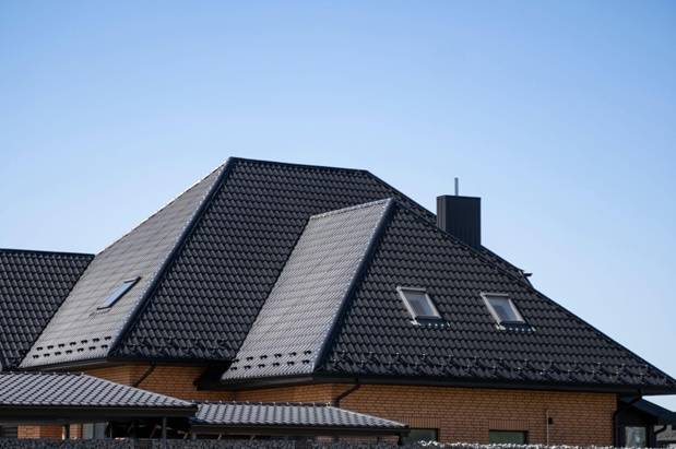 надежное покрытие крыши металлочерепицей