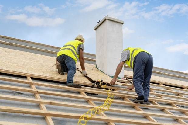 Выбор типа обрешетки кровли под профнастил зависит от угла наклона ската