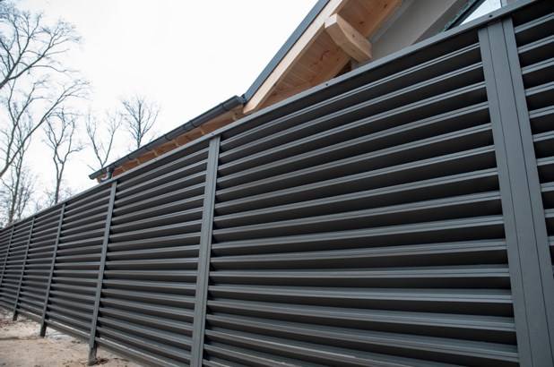 Монтаж забора жалюзи с простым вкапыванием опорных столбов