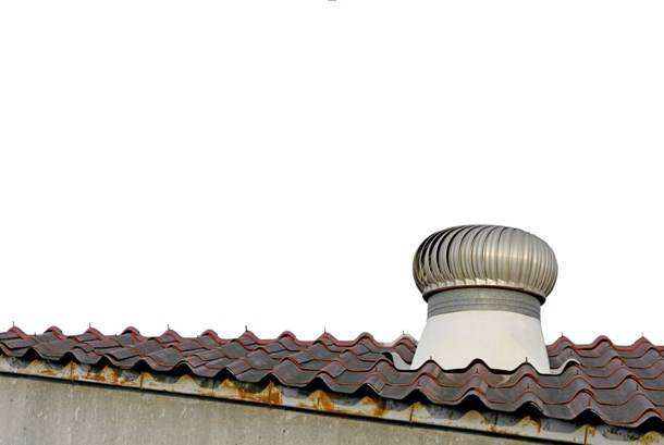 Вывод вентиляции через крышу из металлочерепицу должен предварительно проектироваться 