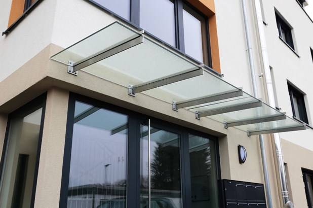 прямой односкатный козырек из монолитного поликарбоната