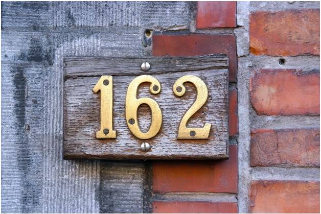 номер дома на адресной табличке