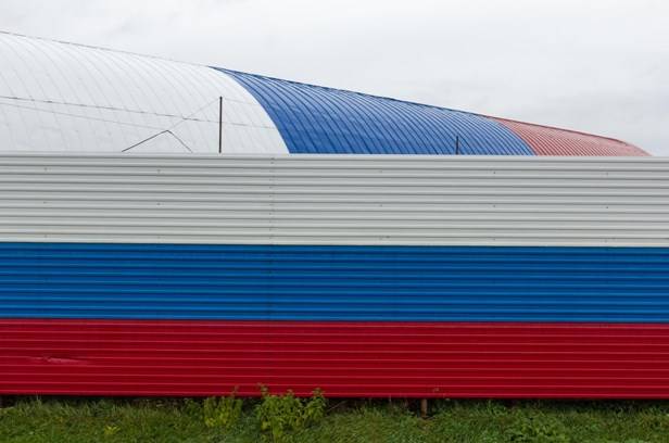 украшение забора из профнастила уличными гирляндами