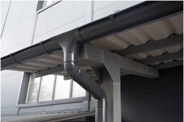 Установленная воронка водосточной системы