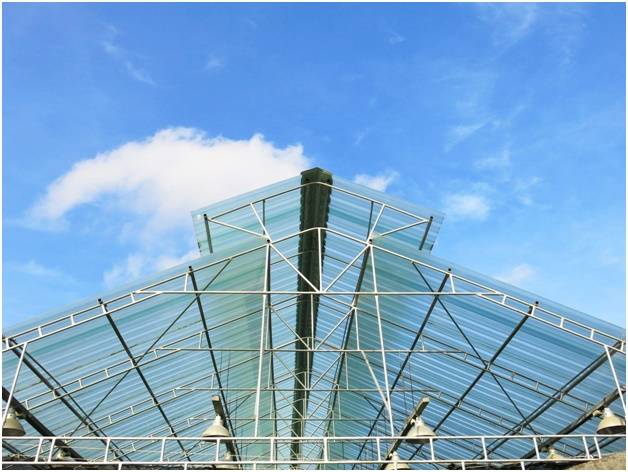 накрытие ангара большими листами гофрированного поликарбоната