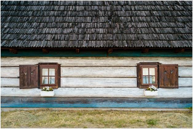 Старый деревянный дачный дом