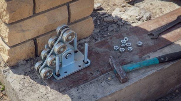 установка каретки с роликами для откатных ворот