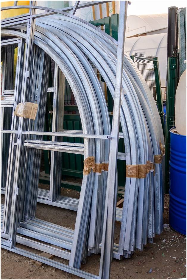 детали сборной системы арочной теплицы, готовые к монтажу