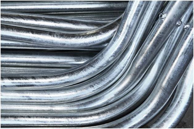 трубогибом получают радиусный изгиб стальной трубы при ее монтаже