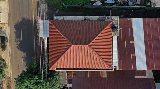 Пароизоляция - обязательный элемент теплой вальмовой крыши частного дома