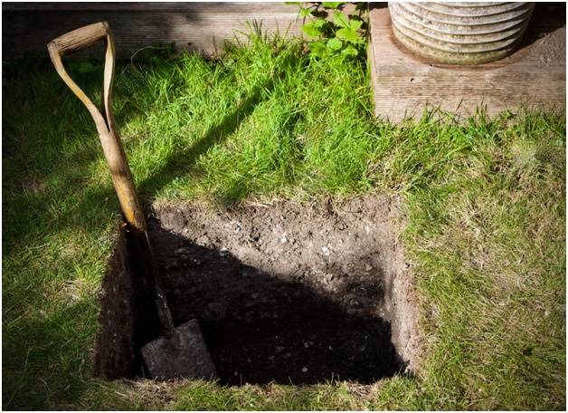 копаем яму под пирамидальное бетонирование столбов для забора