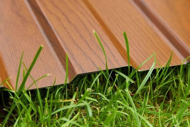 Расход саморезов для крепления профнастила на фасад зависит от конструкции обрешетки