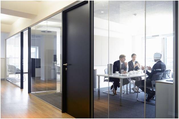 поликарбонат безопаснее стекла для внутреннего остекления жилых домов, офисов