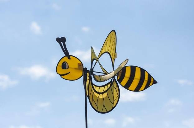 указатель направления ветра - пчела из пластиковых деталей