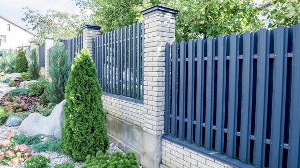 приваривание поперечных труб внутри рамы дверцы калитки из профнастила