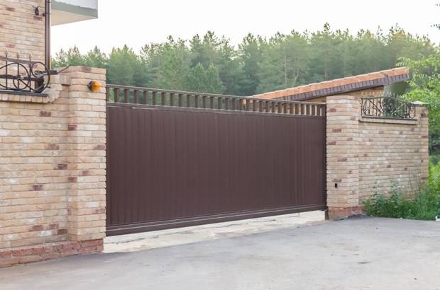 как устанавливать опорные столбы для ворот и калитки из профнастила