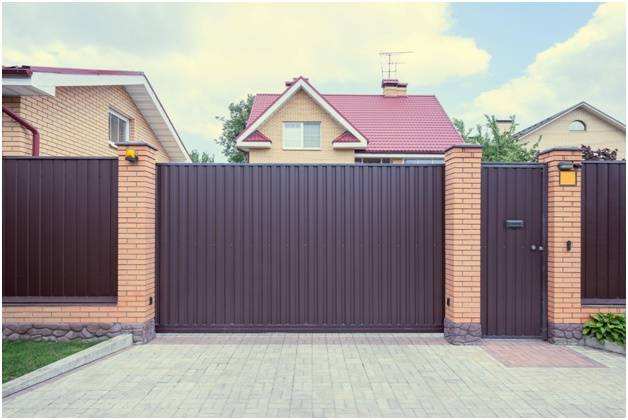 кирпичный столб для забора из профнастил