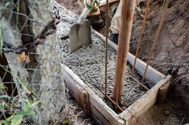 Укладка гидроизоляции защитить бетонную ленту под забором от влаги