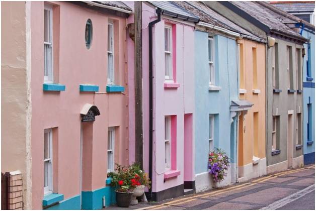 фасад домов по улице города