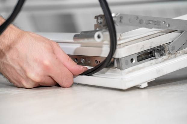 качественные универсальные уплотнители на окнах снижают теплопотери и уровень звукопроницаемости 