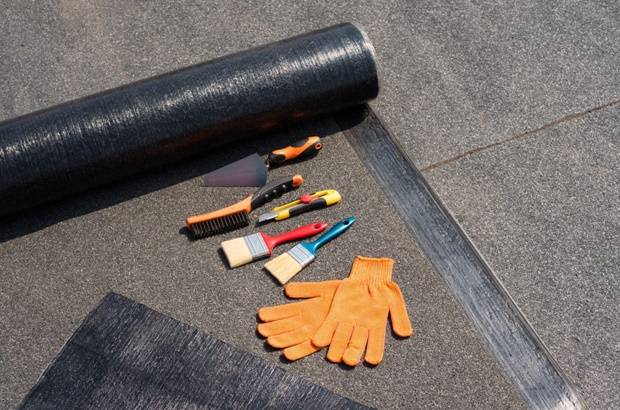 Когда лучше использовать битумную гидроизоляцию на кровле под металлочерепицей