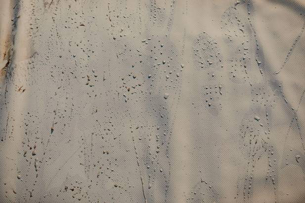 Конденсат скатывается по пленке, не давая влаге попадать в утеплитель