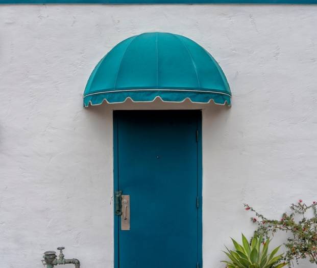 козырек купольной формы и тентовым покрытием над входной дверью