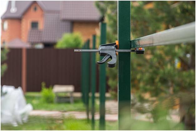 приспособление для точного монтажа каркаса заборных столбов