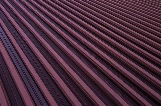 На расход кровельных саморезов влияет количество доборов, устанавливаемых с профнастилом