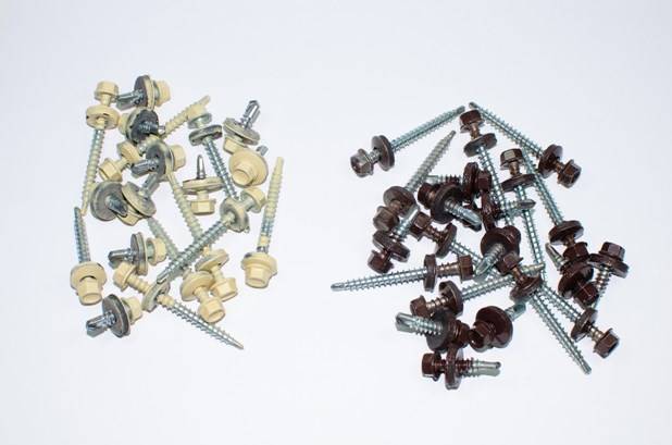 Кровельные саморезы устанавливают минимум через одну волну в профнастил при строительстве заборов