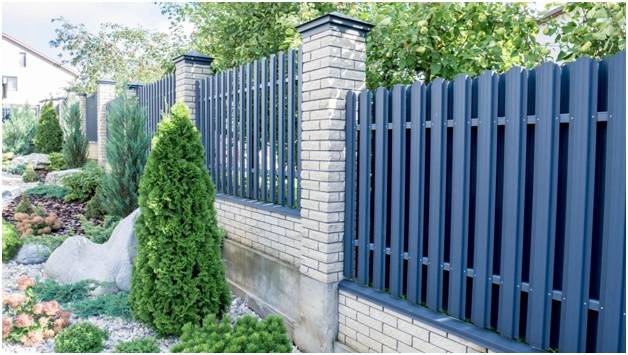 кирпичные опоры для забора