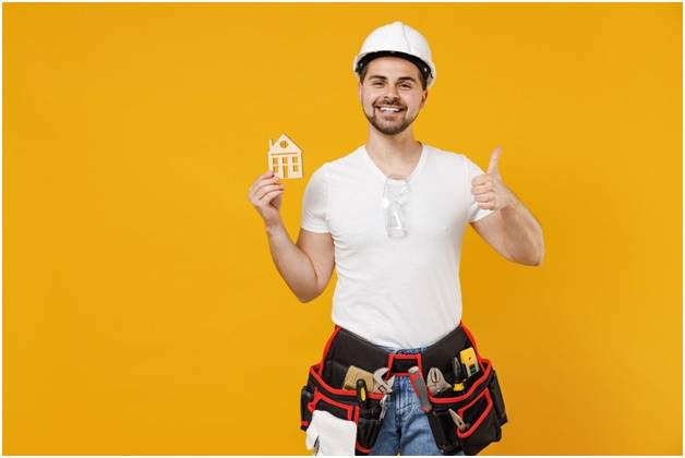 мужчина строитель который совершит капитальный ремонт дома