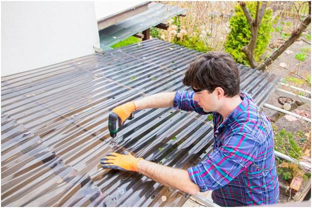 монтаж профнастила из поликарбоната саморезами выполняют по гребню волны