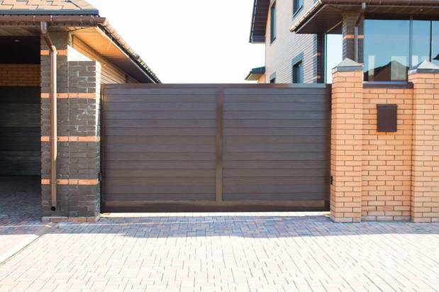 откатные ворота на кирпичных столбах