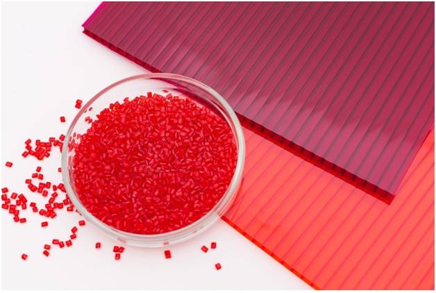 поликарбонат делают из гранул полимера в экструдерах