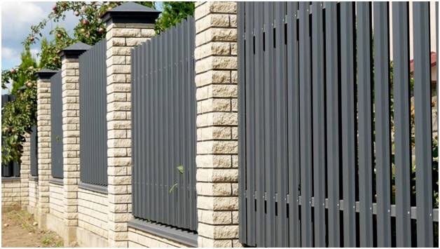 забор с опорами из камня